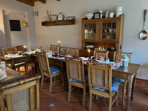Frühstücksraum mit eingedeckten Tischen