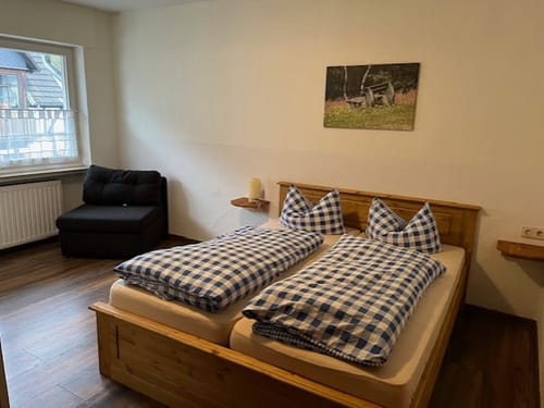 Doppelbett im Gästezimmer mit Sessel