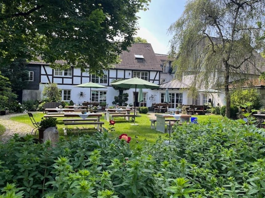 großer Garten mit verschiedenen Sitzgelegenheiten