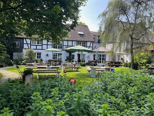 großer Garten mit verschiedenen Sitzgelegenheiten