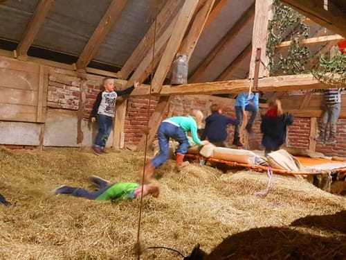 spielende Kinder auf dem Heuboden