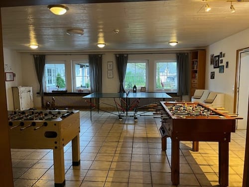 Kicker und Tischtennis im Spielraum
