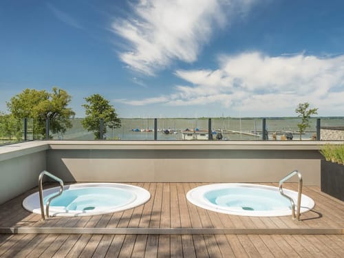 Zwei Jacuzzis im Außenbereich