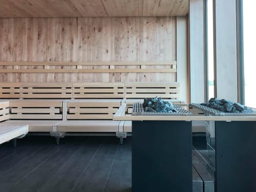 Große Sauna mit bodentiefen Fenstern