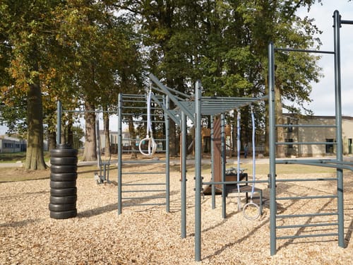 Spielplatz mit verschiedenen Geräten zum klettern