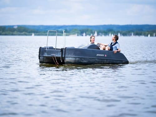 Tretboot auf dem See mit einem Pärchen