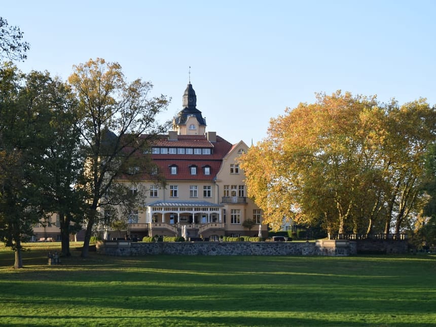 Hotel am Tag von aussen