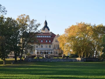 Hotel am Tag von aussen
