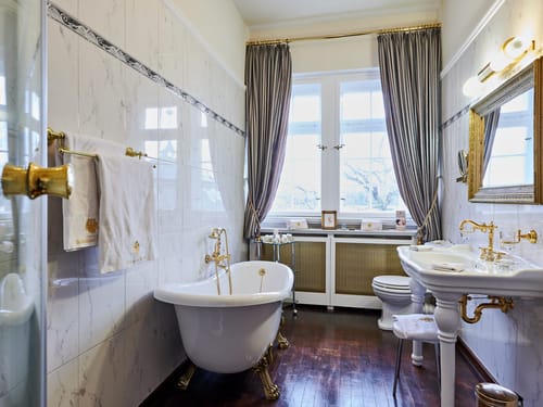 Großes, helles Badezimmer