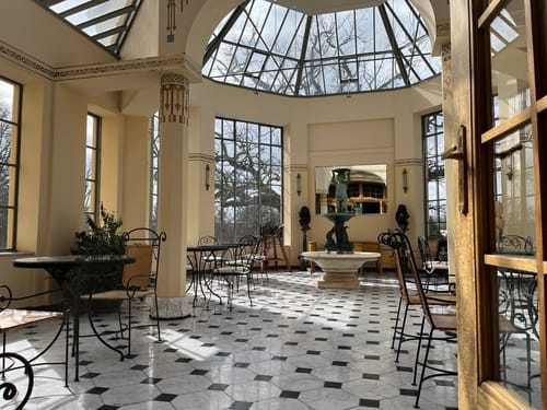 Lobby mit einigen Sitzplätzen und einer Glaskuppe