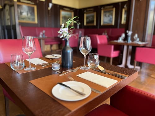 Eingedeckte Tische im Restaurant