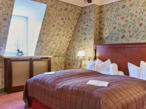 Großes Bett in einer Suite