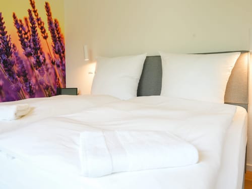 modernes Doppelzimmer mit Boxspringbett