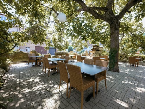 verschiedene Tischgruppen auf der Hotelterrasse