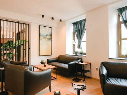 Loungebereich und Lobby mit verschiedenen Sitzmöglichkeiten