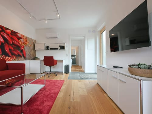 geräumige Suite mit Wohn und Arbeitsbereich