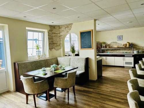 Gemütliche Frühstücksecke in modernem Café mit einladendem Ambiente.