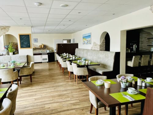 Elegantes Restaurant mit gedeckten Tischen und gemütlicher Einrichtung