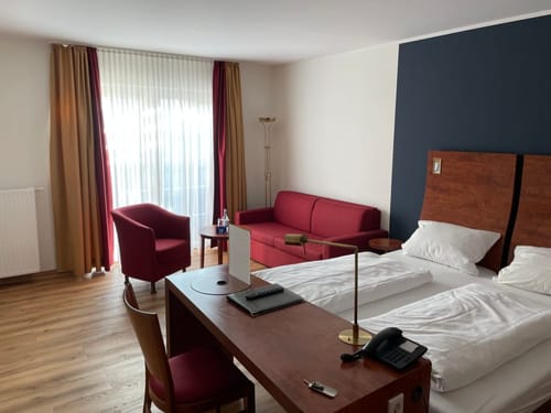 Zimmer mit Schreibtisch, Stuhl und einer Couch