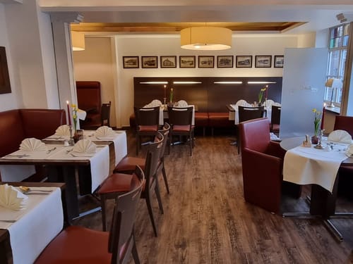 Schönes Restaurant mit eingedeckten Tischen