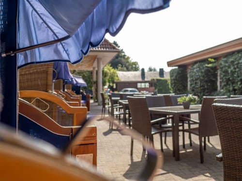 Terrasse mit Strandkörben, Tischen und Stühlen
