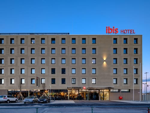 Aussenansicht vom Hotel am Tag