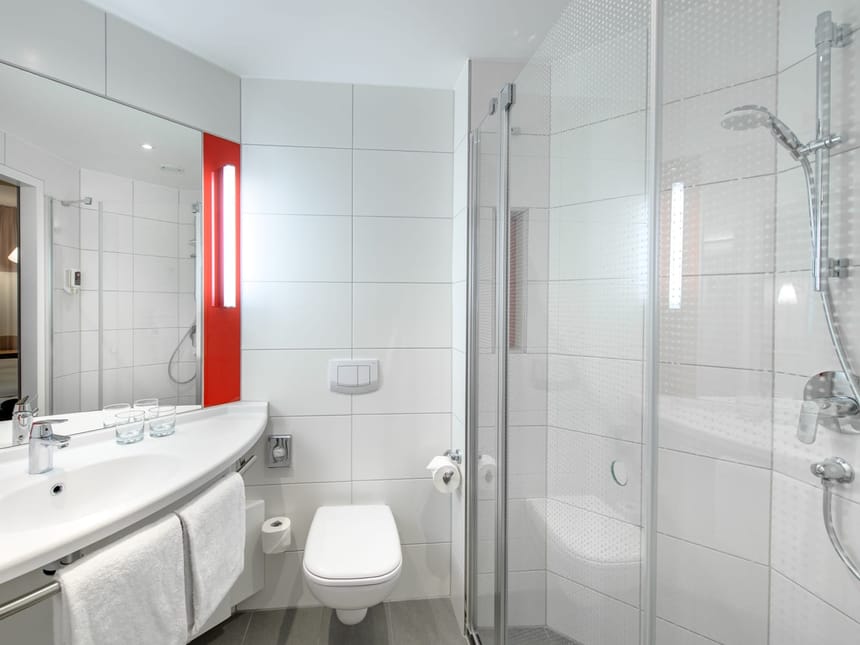Helles Badezimmer mit Dusche