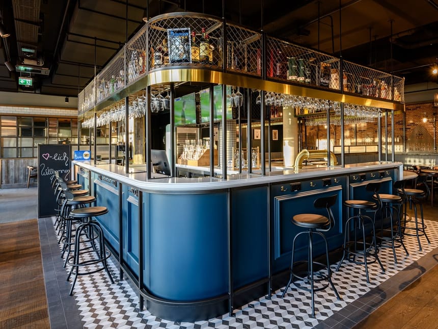 Bar mit Barhockern und verschiedenen Getränkeflaschen