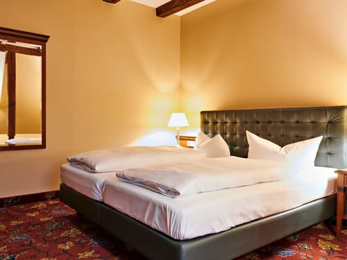 Luxus-Doppelbett in elegantem Hotelzimmer mit warmem Beleuchtung