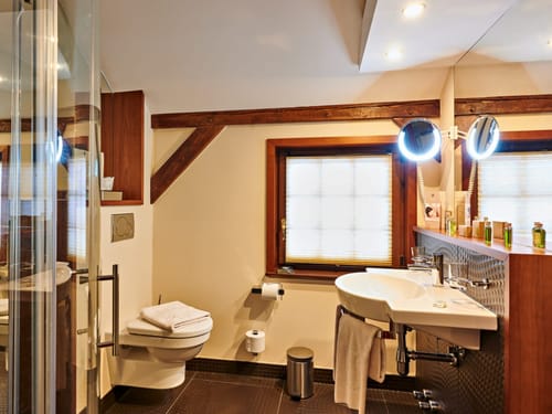 Modernes Badezimmer mit Holzdekor, Dusche und Waschtisch