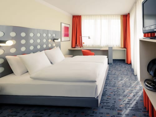 Zimmer mit TV und Schreibtisch