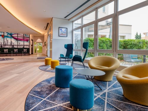 Große, helle, bunte Lobby