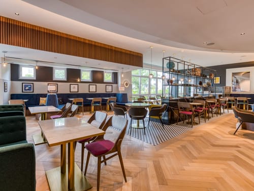 Große Lounge mit vielen Tischen und Stühlen