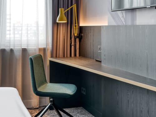 Hotelschreibtisch mit Lampe und TV