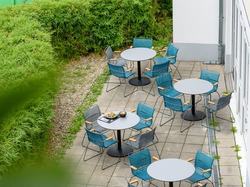 Terrasse beim Hotel mit Tischen und Stühlen