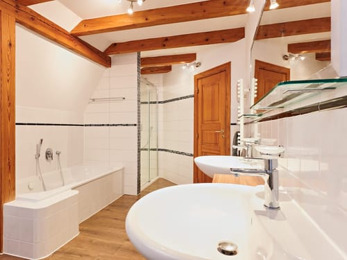 Helles, großes Badezimmer