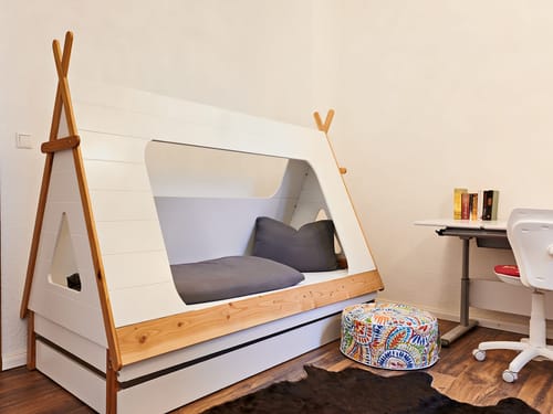 Zimmer mit Stuhl und Schreibtisch
