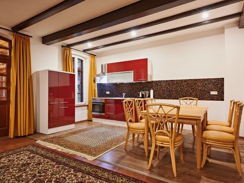 Küchenzeile mit Kühlschrank, Tisch und Stühlen