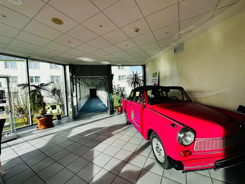 Eingangsbereich mit einem Oldtimer