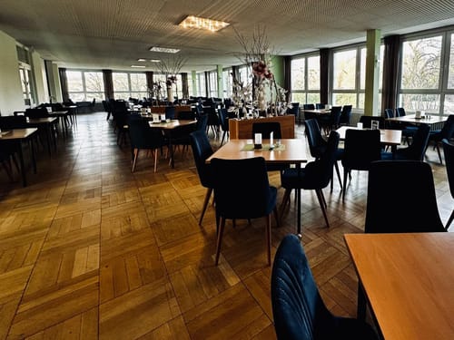 Großes Restaurant mit Tischen und Stühlen