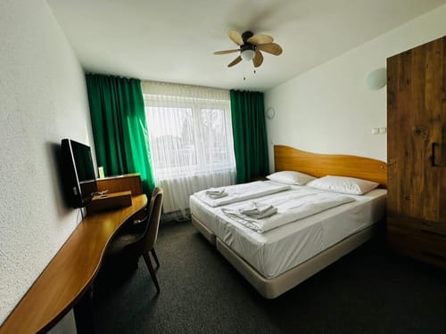 Zimmer mit TV und Schreibtisch