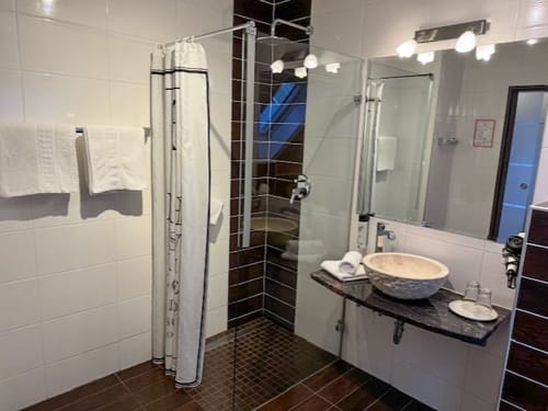 Geräumiges Badezimmer