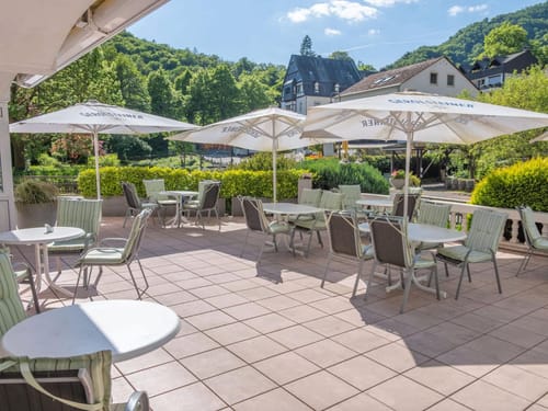 Hotelterrasse mit verschiedenen Sitzgruppen und Sonnenschirmen