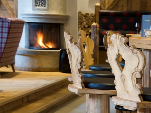 Bar mit verschiedenen Sitzmöglichkeiten und einem Kamin