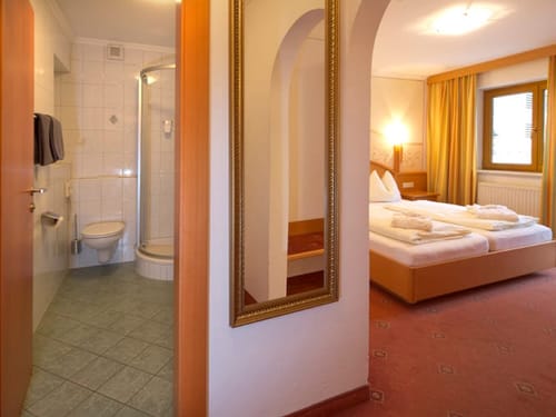 Flur im Hotelzimmer mit Blick ins Badezimmer und Schlafzimmer