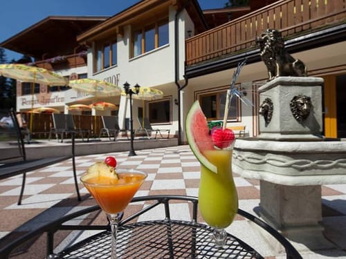 Große Hotelterrasse mit Stühlen und Sonnenschirmen
