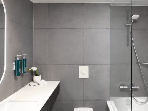 Großes Bad mit Dusche und Badewanne