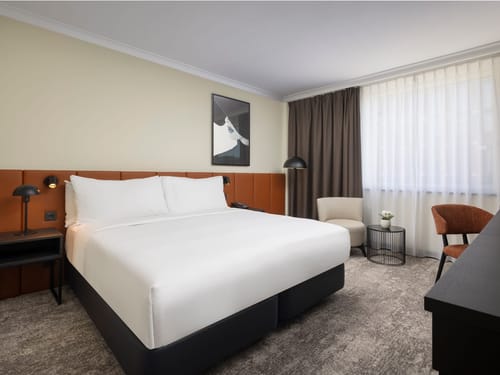 Zimmer mit Schreibtisch und Sitzgelegenheiten
