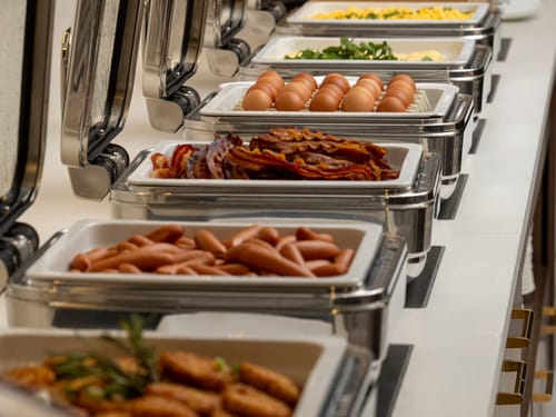 Angerichtete Speisen am Buffet
