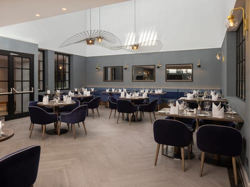 Restaurant mit vielen Sitzplätzen